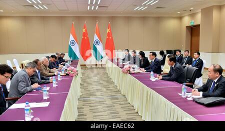 Nay Pyi Taw, Myanmar. 13. November 2014. Der chinesische Ministerpräsident Li Keqiang trifft sich mit indischen Premierminister Narendra Modi in Nay Pyi Taw, Myanmar, 13. November 2014. © Li Tao/Xinhua/Alamy Live-Nachrichten Stockfoto