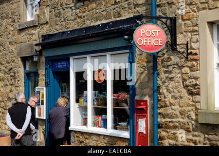 Passanten in Post Office Peak District Dorf von Pilsley in der Nähe von Chatsworth Derbyshire England Stockfoto