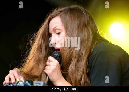 BARCELONA - 13 JUN: Jessy Lanza (kanadische elektronische Songwriter, Produzent und Sänger aus Hamilton, Ontario) Leistung. Stockfoto