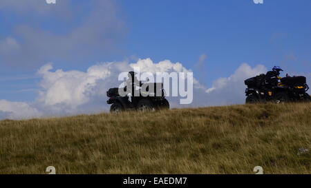 ATVs in schönen Landschaften fahren. Stockfoto