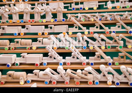Kinderspielzeug aus Holz und präsentiert auf der ethnischen Messe in Zrenjanin. Fotografiert, 27. September, 2014. Stockfoto