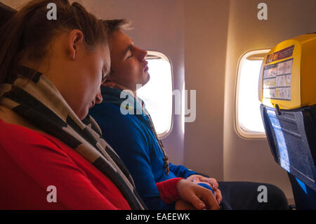 Paar auf Flugzeuge Arm in Arm eingeschlafen Stockfoto