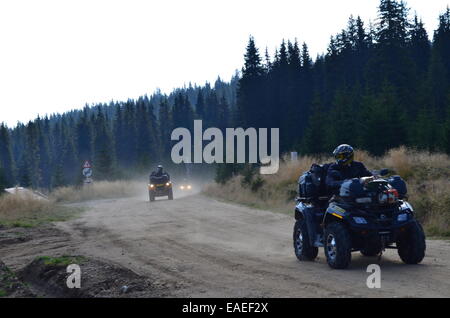 ATVs in schönen Landschaften fahren. Stockfoto