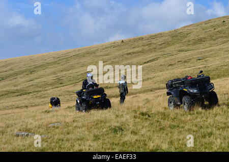 ATVs in schönen Landschaften fahren. Stockfoto