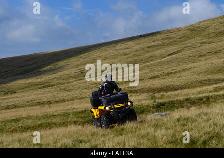 ATVs in schönen Landschaften fahren. Stockfoto