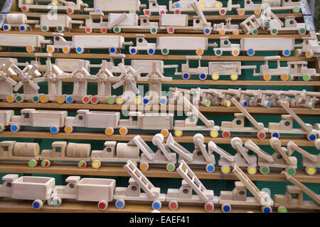 Kinderspielzeug aus Holz und präsentiert auf der ethnischen Messe in Zrenjanin. Fotografiert, 27. September, 2014. Stockfoto