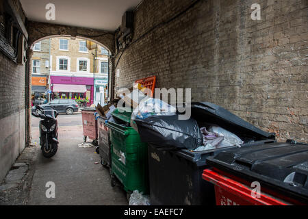 London, UK. 13. November 2014. Eine Gasse hat nur £260.000 (fast 5 x Zielpreis von £55 k) über Savilles versteigert.  Die Website wurde mit Baugenehmigung für ein Einfamilienhaus verkauft. Es ist eingeklemmt zwischen einem Starbucks und Trinity Hospiz, Charity-Shop auf Northcote Road, London SW4 Clapham - ist das Gebiet als Windel Tal wegen der Einfamilienhäuser bekannt. Bildnachweis: Guy Bell/Alamy Live-Nachrichten Stockfoto