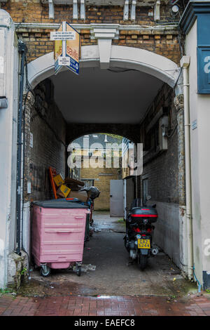 London, UK. 13. November 2014. Eine Gasse hat nur £260.000 (fast 5 x Zielpreis von £55 k) über Savilles versteigert.  Die Website wurde mit Baugenehmigung für ein Einfamilienhaus verkauft. Es verkeilt-ein Starbucks und Trinity Hospiz, Charity-Shop auf Northcote Road, London SW4 Clapham - zwischen dem Bereich Windel Tal wegen der Familienheime nennt. Bildnachweis: Guy Bell/Alamy Live-Nachrichten Stockfoto