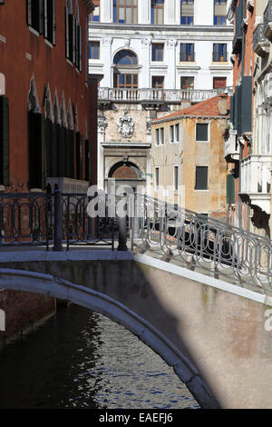 Eine Brücke über einen schmalen Kanal in Venedig, Italien. Stockfoto