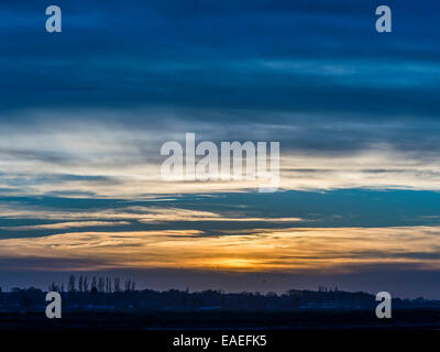 Blue Horizon, zeigt die untergehende Sonne über der Mündung Crouch, Essex Stockfoto