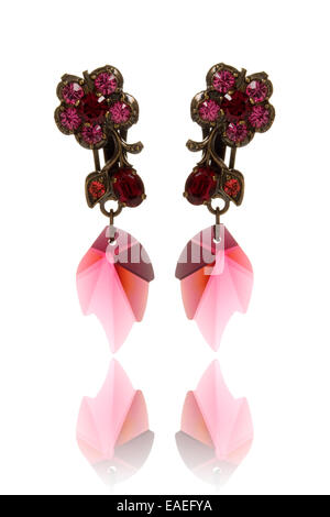 bunte Paar Ohrringe auf weißem Hintergrund Stockfoto