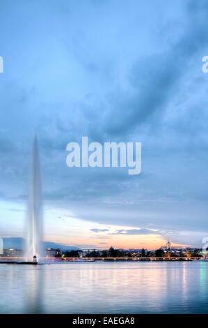 Berühmte Genfer Brunnen und See bei Sonnenuntergang, Schweiz, HDR Stockfoto