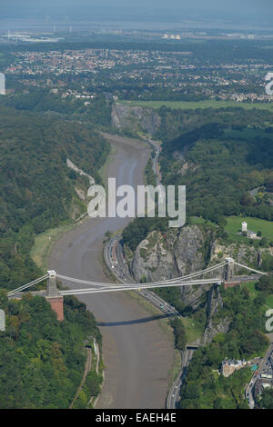 Eine Luftaufnahme der Clifton Suspension Bridge über den Fluß Avon in der Nähe von Bristol. Die Severn Mündung und Wales sind sichtbar Stockfoto