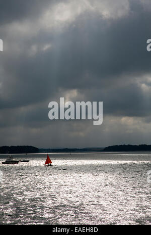 eine zwei-Mann-Jolle im Hafen von Poole, Dorset Stockfoto