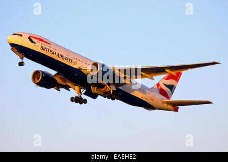 British Airways Boeing 777-200 klettert vom Start-und Landebahn 27 L am Flughafen London Heathrow. Stockfoto