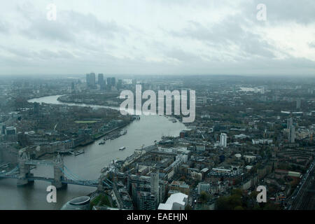 London, UK. 13. November 2014. Einen Überblick über die Tower Bridge und Canary Wharf an einem kalten trüben Herbsttag in London Credit: Amer Ghazzal/Alamy Live-Nachrichten Stockfoto