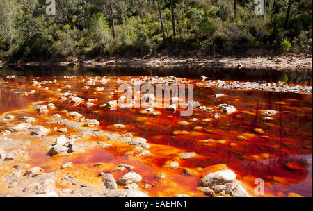 Blutrot beladenen Mineralwasser im Fluss Rio Tinto im Minas de Riotinto Bergbaugebiet, Provinz Huelva, Spanien Stockfoto