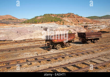 Alte rostige aufgegeben Rollmaterial Eisenbahnwaggons in der Rio Tinto Bergbau Bereich, Minas de Riotinto, Provinz Huelva, Spanien Stockfoto