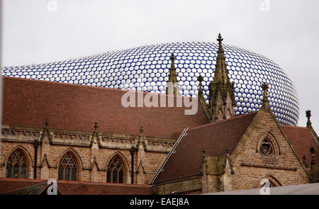 Die Architektur der Selfirdges Kaufhaus kontrastiert mit der St. Martins Kirche Birmingham England Stockfoto