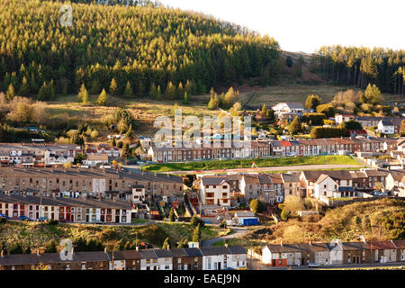 Terrassenförmig angelegten Häuser in Cwmparc, in der Nähe von Treorchy, Rhondda, Wales in der Abendsonne Stockfoto