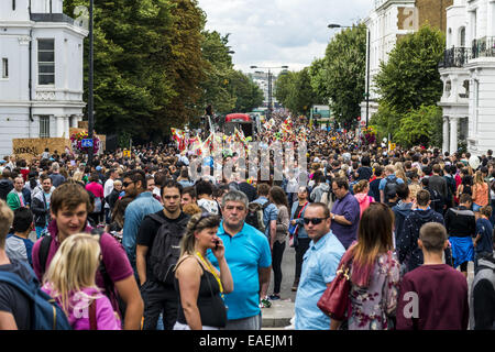 Eine Menge von mehr als 1 Million Menschen besuchen jedes Jahr dem Notting Hill Carnival in Westlondon Stockfoto