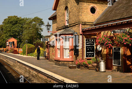 Warten auf den nächsten Zug Haltestelle Arley auf die Severn Valley Railway. Stockfoto