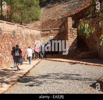 Menschen Touristen betreten tunnel Minas de Riotinto, Rio Tinto Bergbaugebiet, Peña del Hierro Mine, Provinz Huelva, Spanien Stockfoto