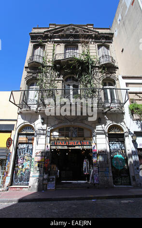 Altes Gebäude im Kolonialstil in San Telmo. Buenos Aires, Argentinien. Stockfoto