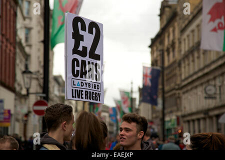 Alkohol billig Angebot im Stadtzentrum vor der Rugby-union-Spiel im Wales Millennium Stadium von Cardiff ausgeschrieben. Stockfoto