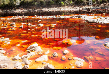 Blutrot beladenen Mineralwasser im Fluss Rio Tinto im Minas de Riotinto Bergbaugebiet, Provinz Huelva, Spanien Stockfoto