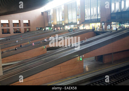 Menschen auf Rolltreppen in Santa Justa Railway station Sevilla, Spanien Stockfoto