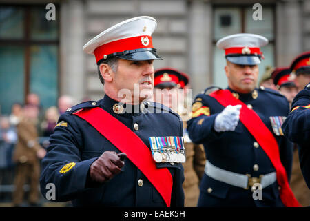 Marines auf der Parade in Galauniform, Glasgow, Schottland, UK Stockfoto