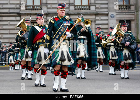Militärische Pipe Band aus der schottischen Regimenter, paradieren in George Square, Glasgow, Schottland, Großbritannien Stockfoto