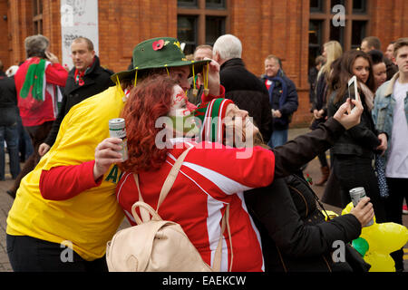 Welsh und australische Rugby-Unoin Anhänger nehmen Selfie Foto vor dem Eröffnungsspiel der "Herbst International Sesaon" Stockfoto