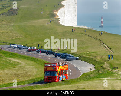 Die White Cliffs und Beachy Head Leuchtturm mit einem Eastbourne Stadt Sehenswürdigkeiten öffnen Top Doppeldeckerbus tour Stockfoto