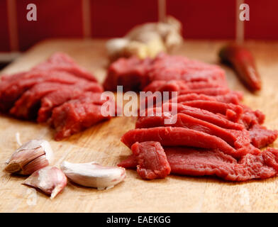 Streifen aus rosa rot Rindfleisch Rumpsteak mit Knoblauch, Chili und Ingwer, differenzielle Fokus Stockfoto