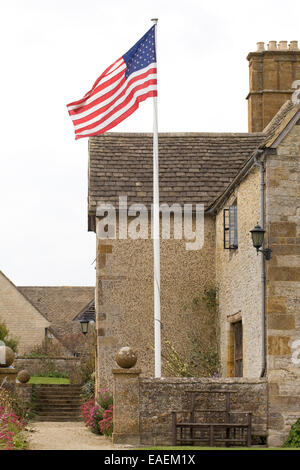 Amerikanische Flagge vor einem historischen englischen Manor-Haus Stockfoto