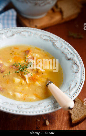 Erbsen und Linsen Suppe Stockfoto