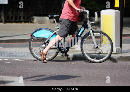 Ein Radfahrer Anfahren aus einer Reihe von Ampeln in London Stockfoto