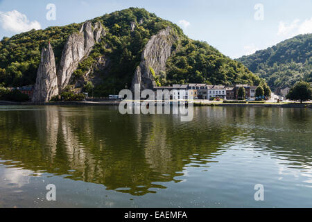 Blick über die Maas zu Le Rocher Bayard, Dinant, Wallonien, Belgien Stockfoto