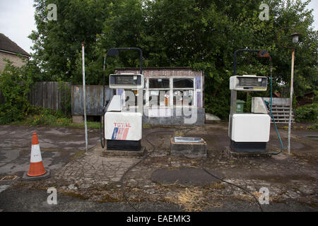 Altmodisches heruntergekommene Tankstelle und Zapfsäulen in Warwickshire, UK. Stockfoto