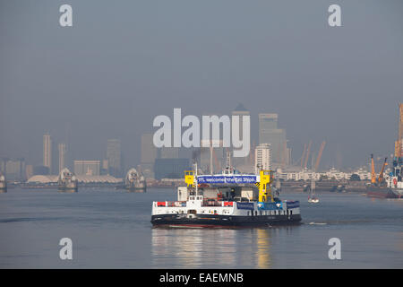 Die Woolwich-Fähre ist eine kostenlose Fahrzeug-Fähre über den Fluss Themse in East London, UK. Stockfoto