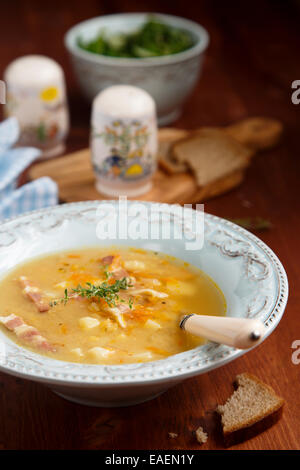 Erbsen und Linsen Suppe Stockfoto