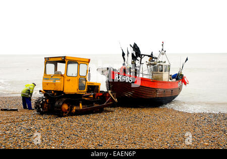 Start von einem Fischerboot vor der Stade, Strand in Hastings, East Sussex Stockfoto