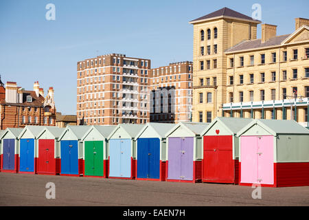 Strandhütten auf der Promenade in Hove mit Brighton und Hove Council Gebäude und Wohnungen und Appartements über Stockfoto