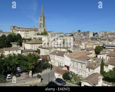 Blick von der Kings Tower, der monolithische Kirche und der Glockenturm, St Emilion, Bordeaux, Frankreich Stockfoto