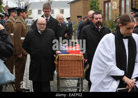 Cardiff, UK. 13. November 2014.  Im Bild: Sargträger tragen den Sarg von Harold Morgan in der St. Tathan Kirche, St. Athan in der Nähe von Barry, South Wales. Re: Hunderte haben aufgedreht für die Beerdigung von Welsh Gardist Harold Morgan nach eine Kirche eine social Media Kampagne auf die Trauernden Spur ins Leben gerufen. Harold Morgan, der in Ägypten gedient hatte, lebte in einem Pflegeheim in Barry für 14 Jahre bis zu seinem Tod im Alter von 85. Seine Beerdigung fand in der St. Tathan Kirche St. Athan statt. Bildnachweis: D Legakis/Alamy Live-Nachrichten Stockfoto