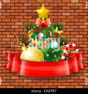 Weihnachtsbaum mit Süßigkeiten, Tannenzweigen, Mistel und Geschenk in rotes Band auf Ziegelmauer Hintergrund, Abbildung. Stockfoto
