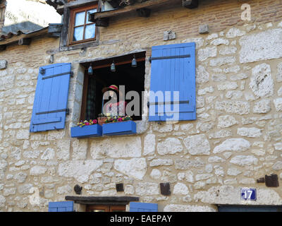 Frau, die aus einem Museum Fenster auf Rue De La Mirpe in Bergerac, Bordeaux Region von Frankreich Stockfoto