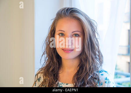 Porträt der jungen Frau lächelt und schaut in die Kamera hautnah. Stockfoto